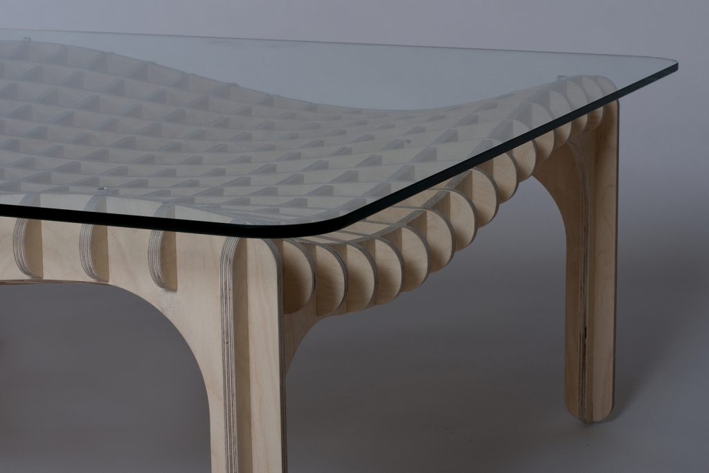 Raster-Couchtisch mit Glasplatte