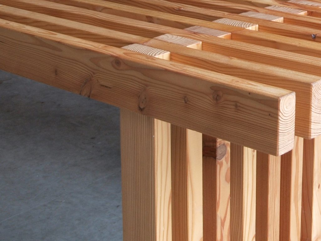Detail der Terrassenmöbel aus Lärche Massivholz