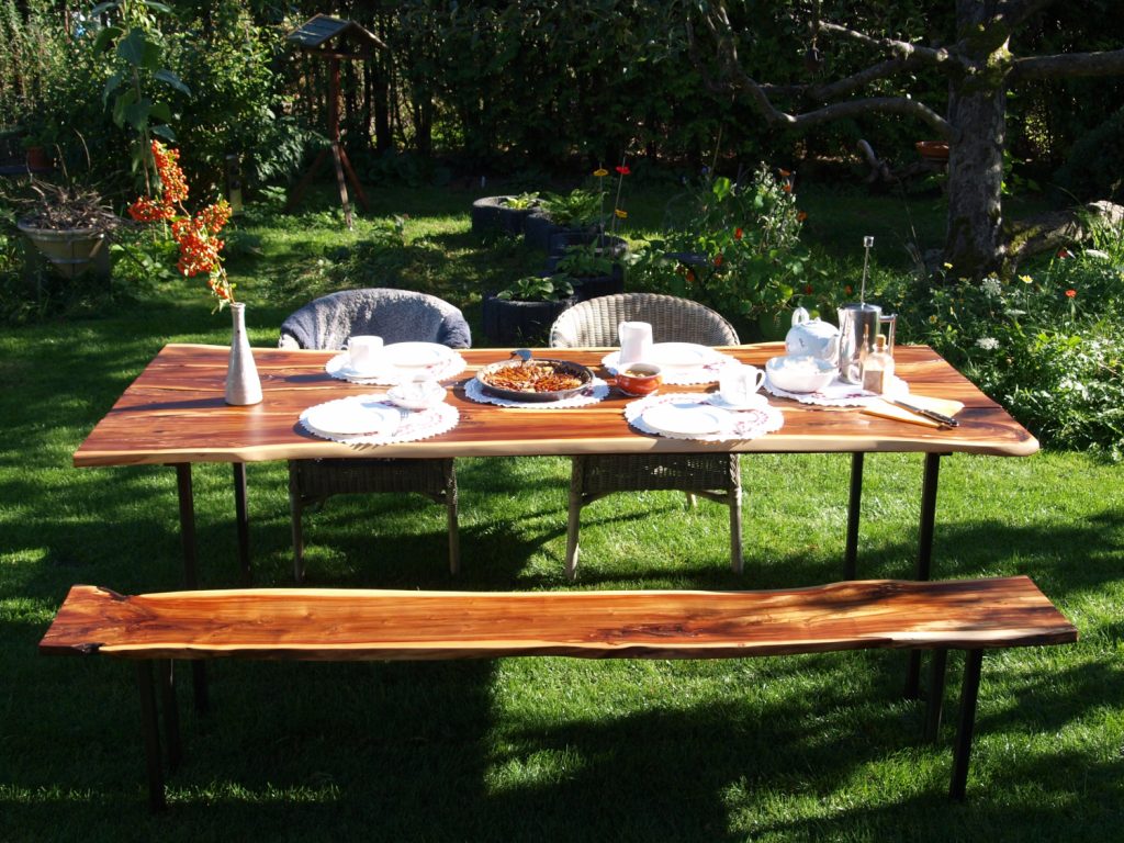 Tisch aus Zwetschgenbaum, gedeckt